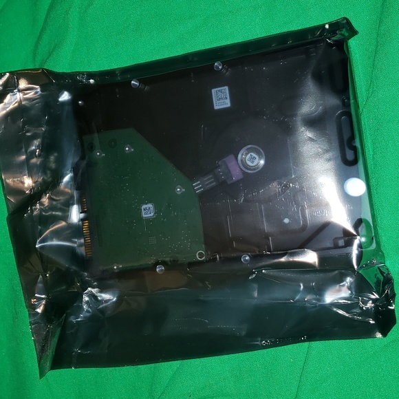 Seagate 1TB Hard Drive NWT - Picture 3 of 3